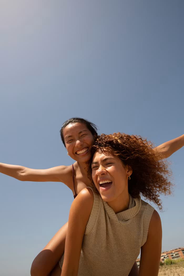 Deux amies souriant pendant une sortie